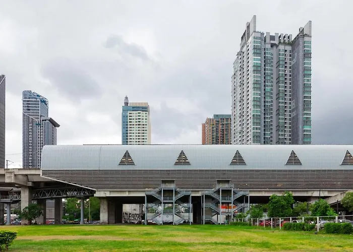 Free Parking With Balcony Pool And Gym Mrt 200m Bangkok